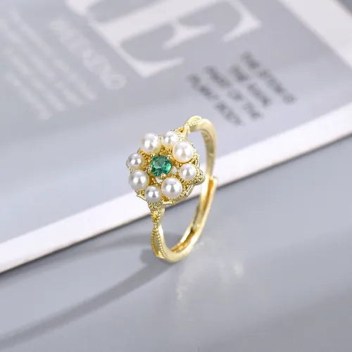 Vintage bloemenring met parelkralen en groene steen