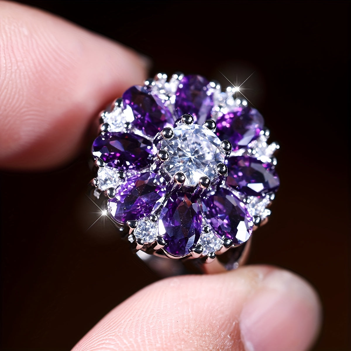 Elegante stijlvolle bloemenring met paarse zirkonia