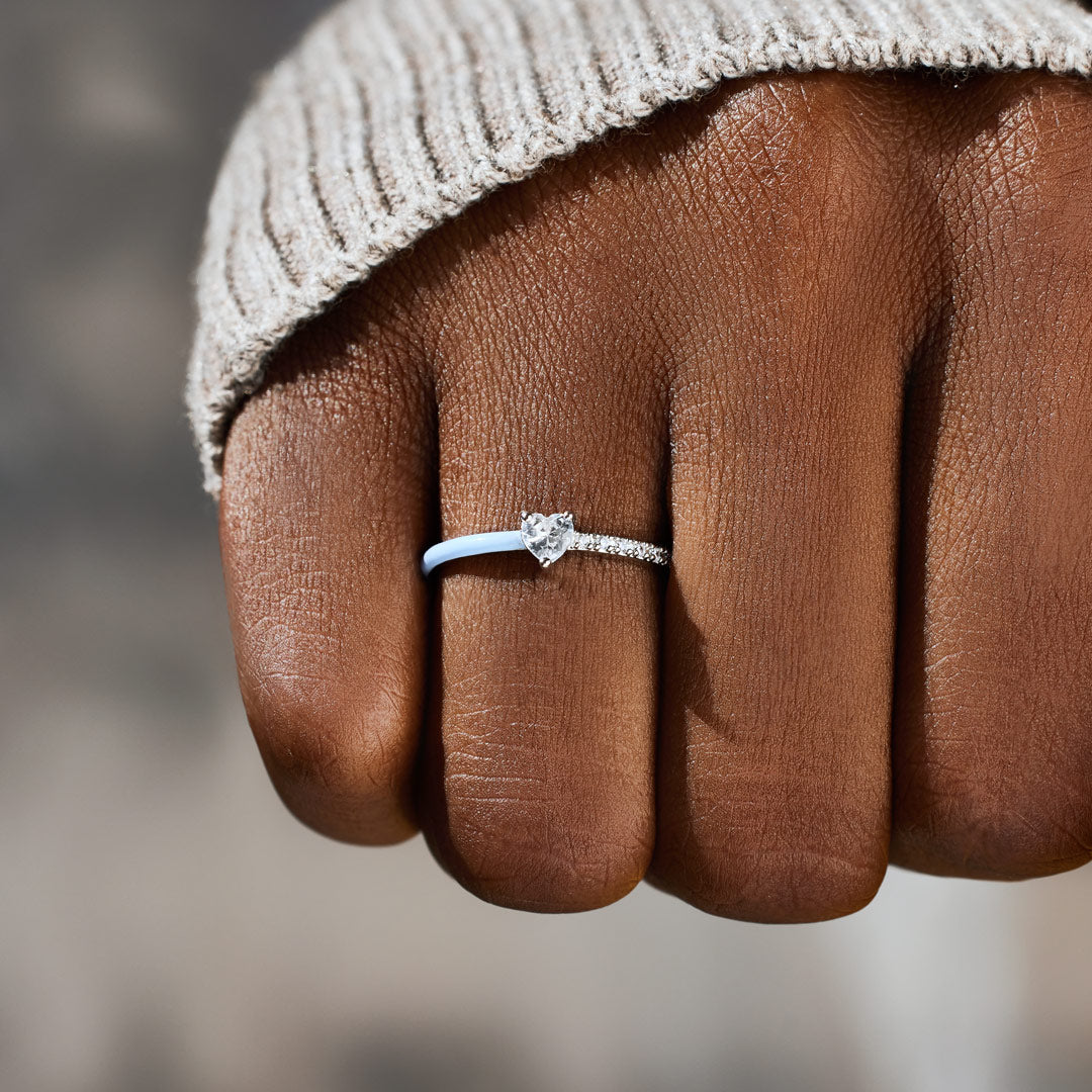 Tijdloze ring met hartvormige slijping en half emaille