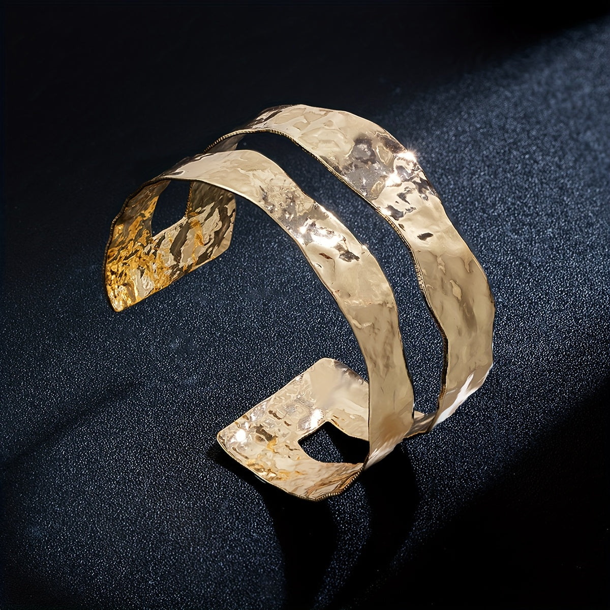 Vintage stijlvolle gehamerde brede slavenarmband