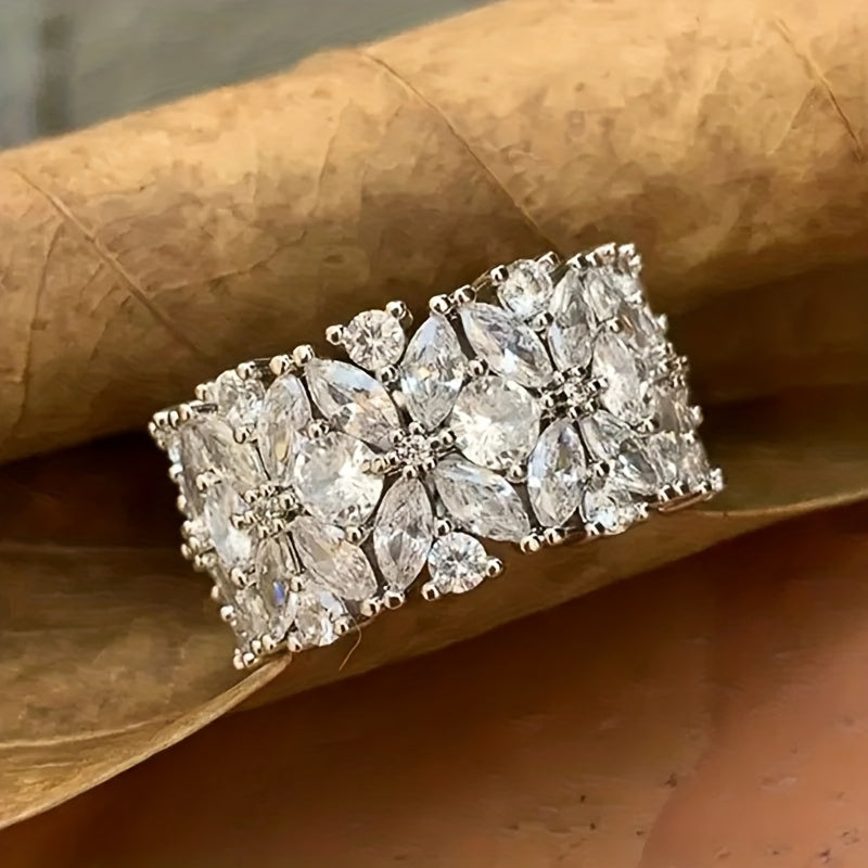Stijlvolle brede diamantring met bloemencluster van zirkonia