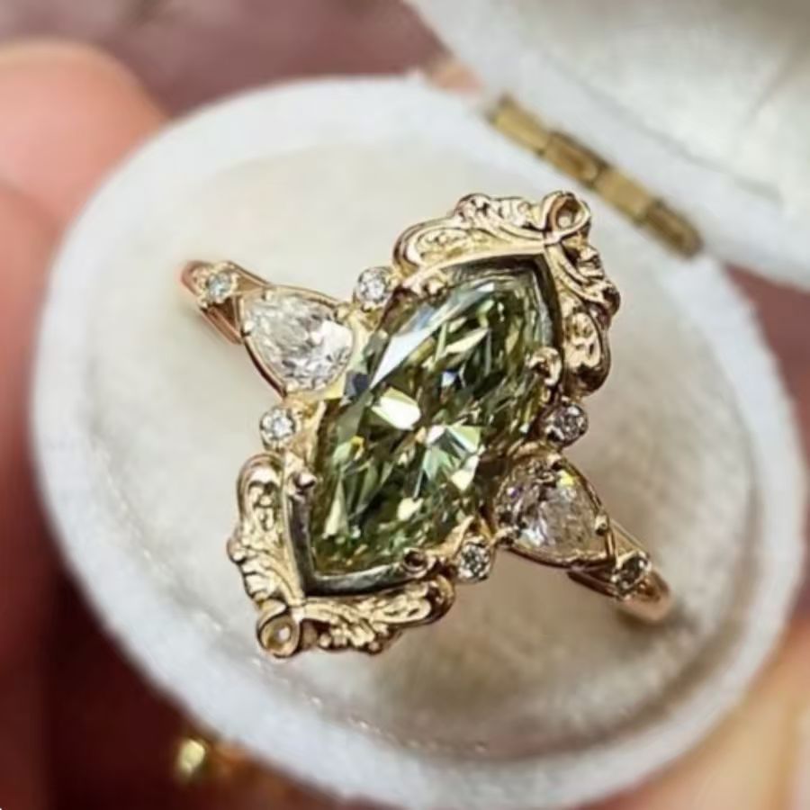 Elegante koperen verlovingsring met groene zirkonia