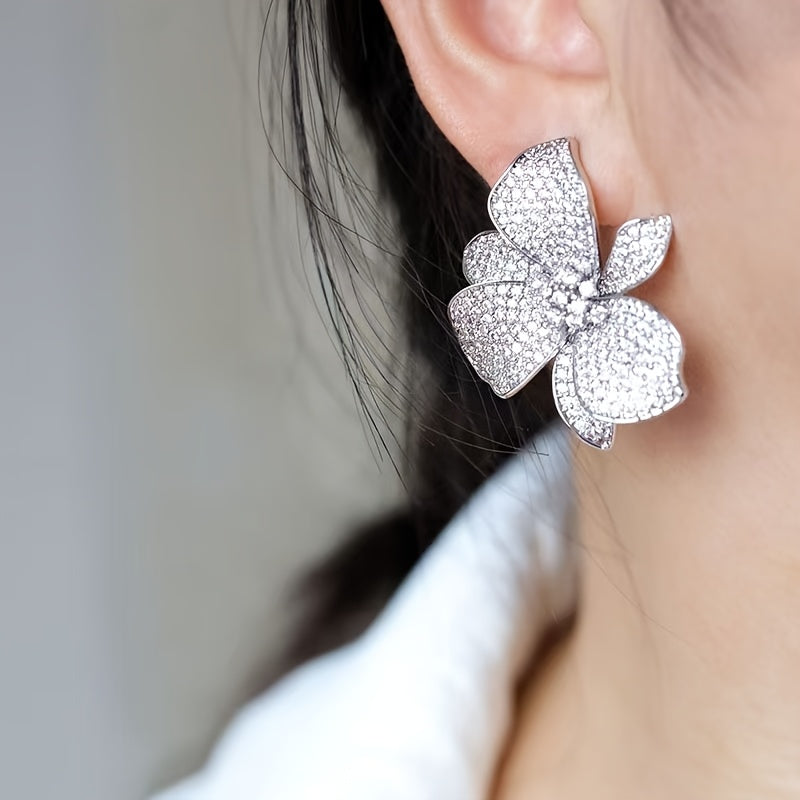 Elegant sprankelend bloem oorknopje met zirkonia