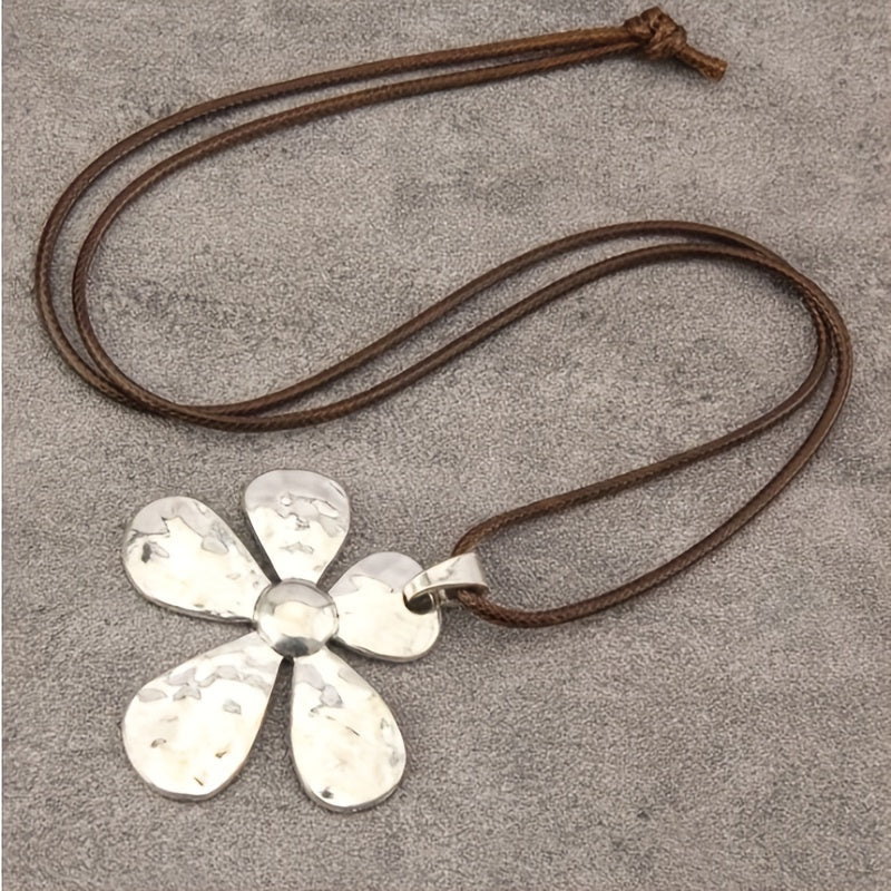 Minimalistische verstelbare ketting met gehamerde asymmetrische bloemhanger