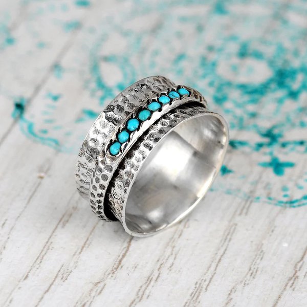 Elegante gehamerde verzilverde spinner ring met turkoois