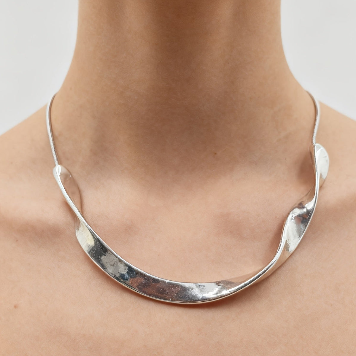 Vintage sculpturale gepolijste zilverkleurige collier