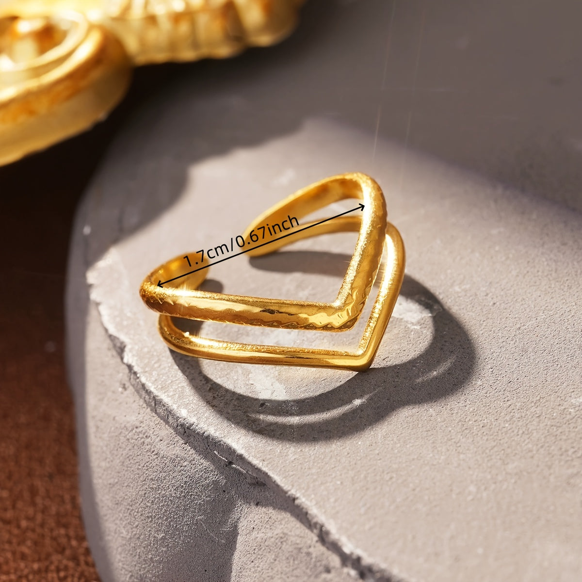 Dubbellaagse goudkleurige verstelbare V-vormige statement ring