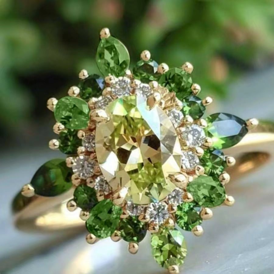 Elegante vintage tweekleurige ring met groene zirkonia