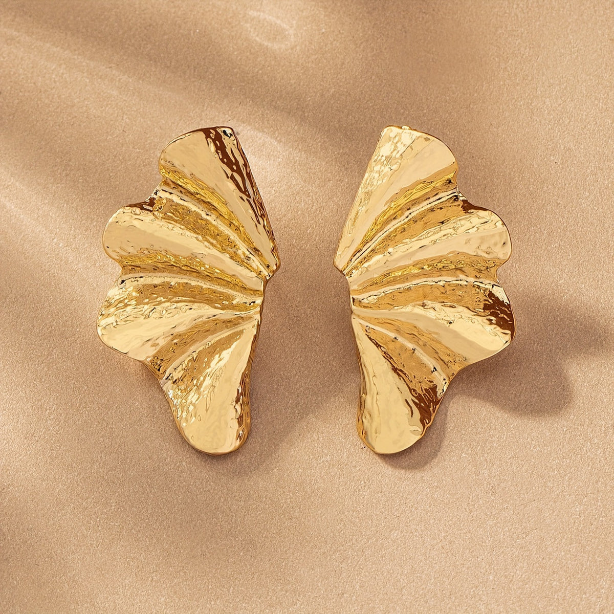 Elegante goudkleurige statement oorknopjes met getextureerde waaier