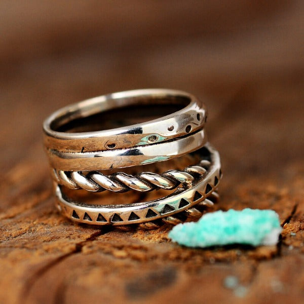 Elegante bohemien zilverkleurige brede ring in Azteekse stijl