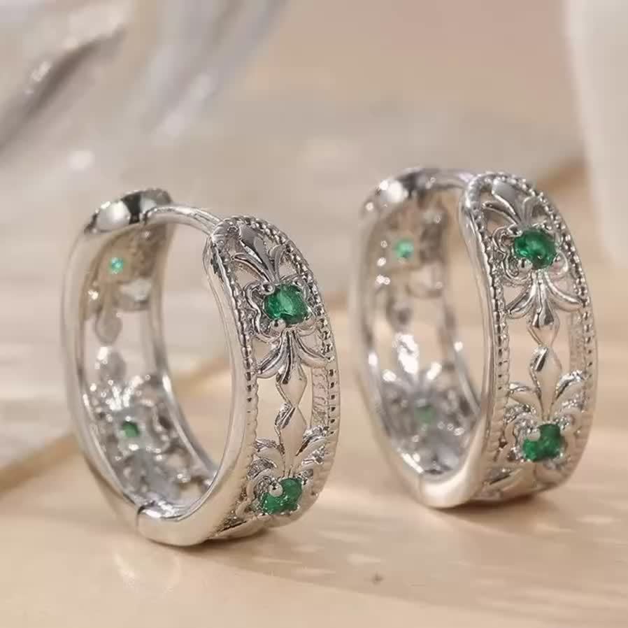 Vintage retro opengewerkte gegraveerde oorbellen met groene zirkonia