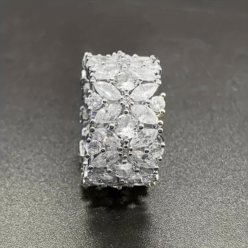 Stijlvolle brede diamantring met bloemencluster van zirkonia