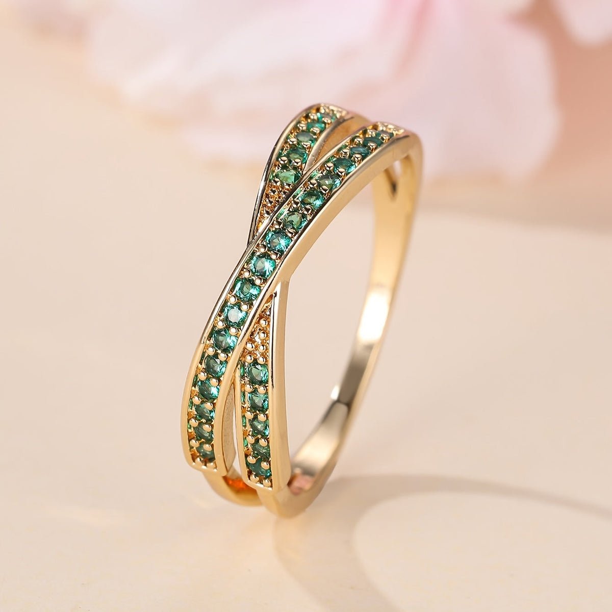Elegante minimalistische vergulde gedraaide crossover ring met zirkonia