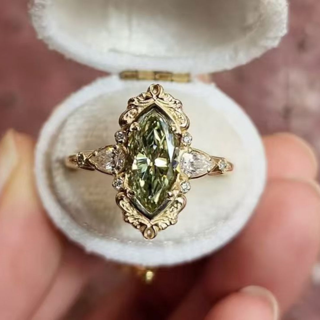 Elegante koperen verlovingsring met groene zirkonia