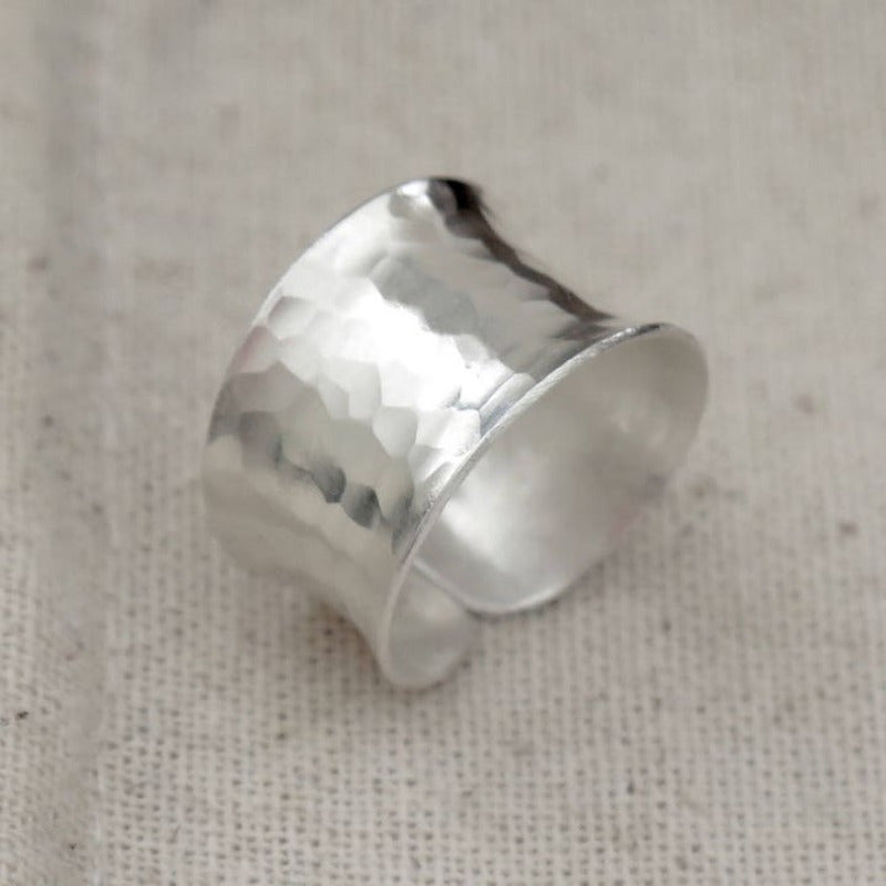 Elegante verstelbare handgemaakte ring met gehamerde structuur