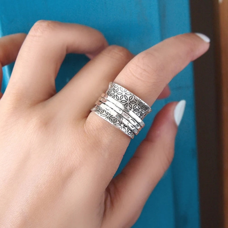 Vintage boho brede verzilverde bloemenring