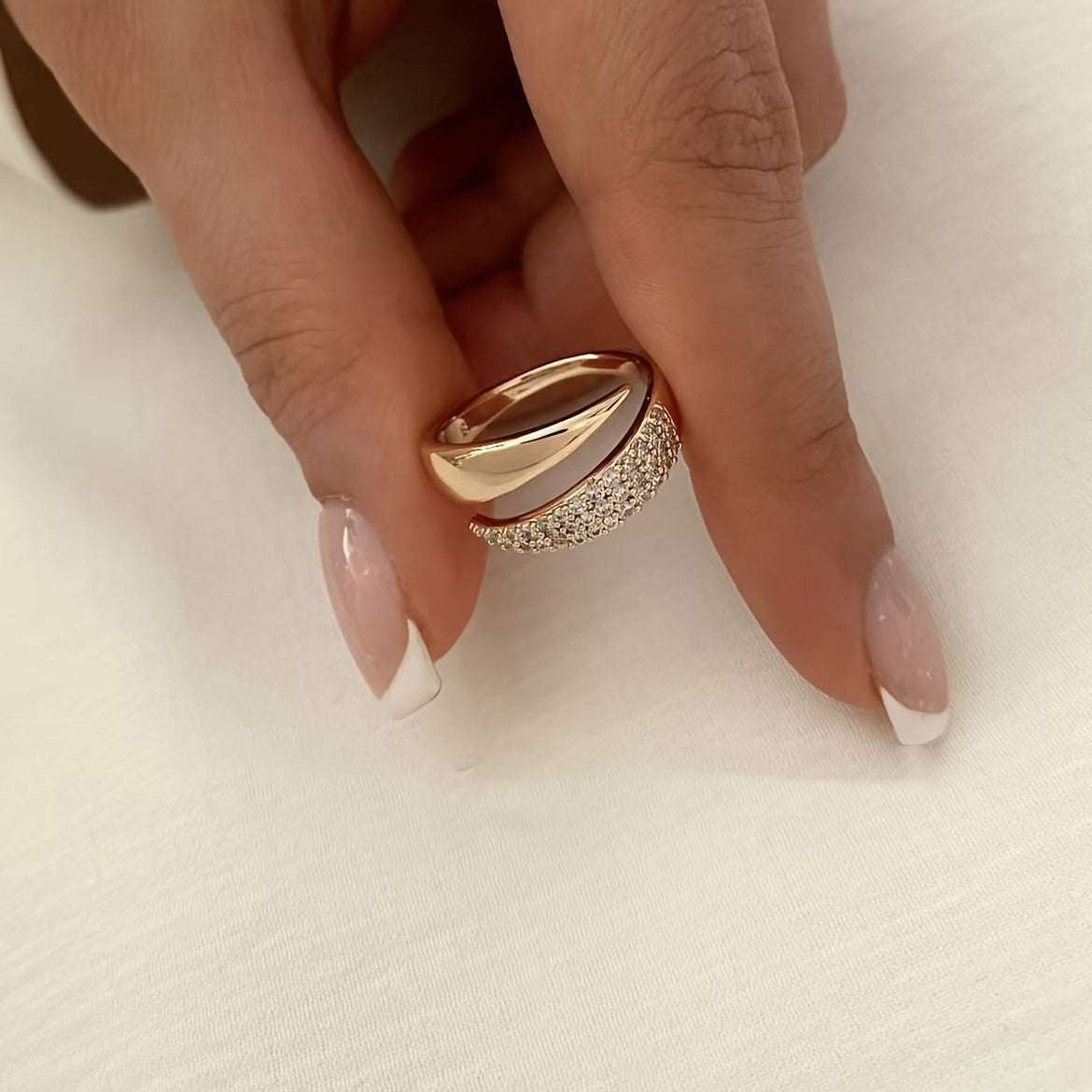 Elegante open ring met puntig vleugelontwerp ingelegd met zirkonia