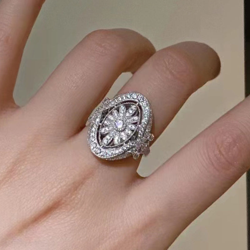 Elegante vintage zonnebloemring volledig bezet met sprankelende zirkonia
