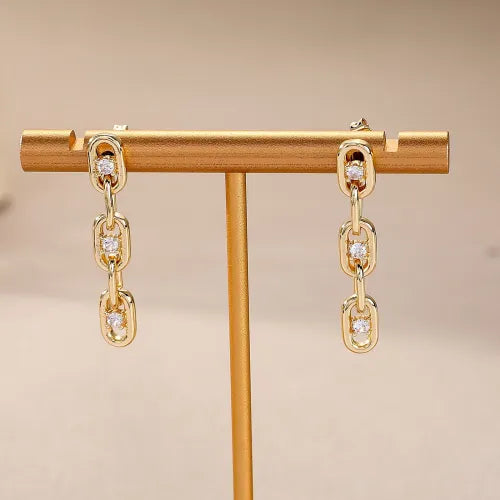 Elegante goudkleurige schakel oorbellen met zirkonia