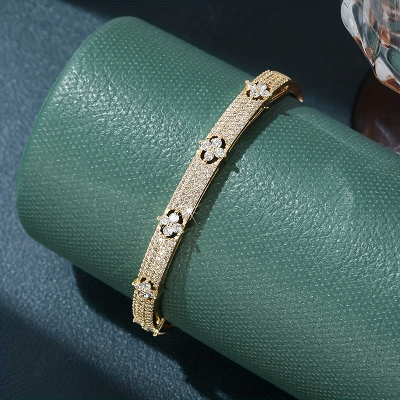 Elegante vergulde armband met zirkonia ingelegd bloemontwerp