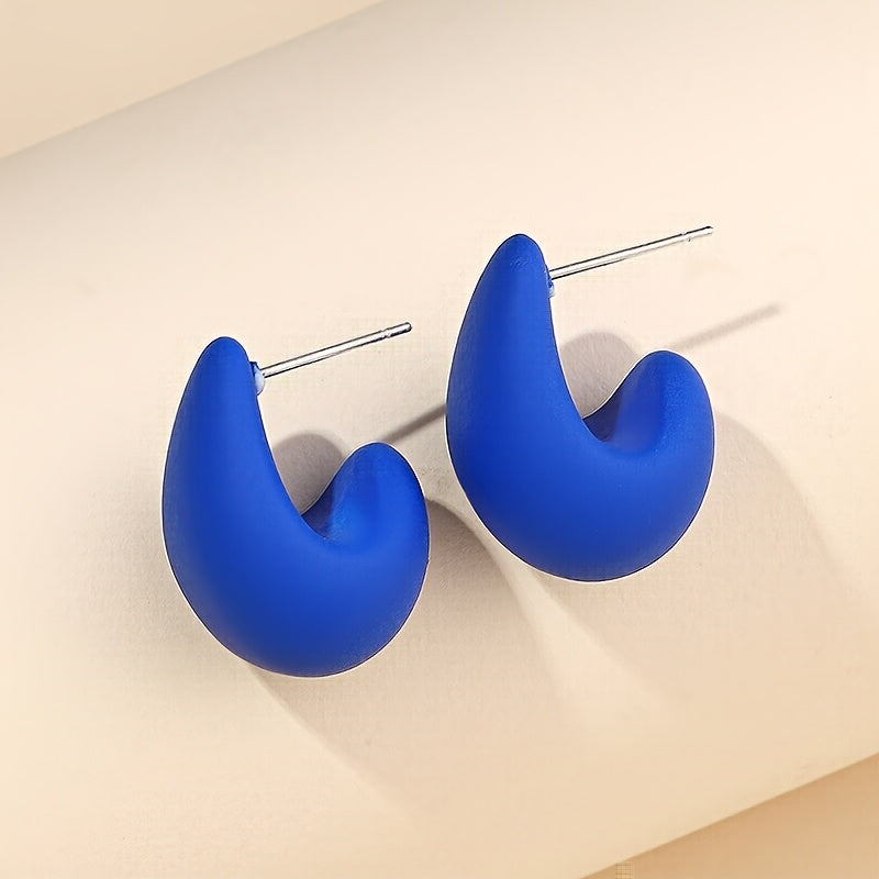 Minimalistische goudkleurige sculpturale C-vormige oorknopjes