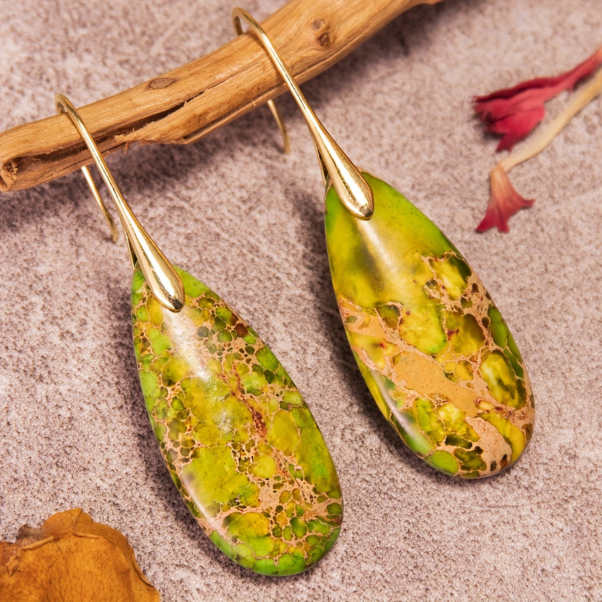 Elegante druppelvormige oorbellen met grasgroene natuursteen