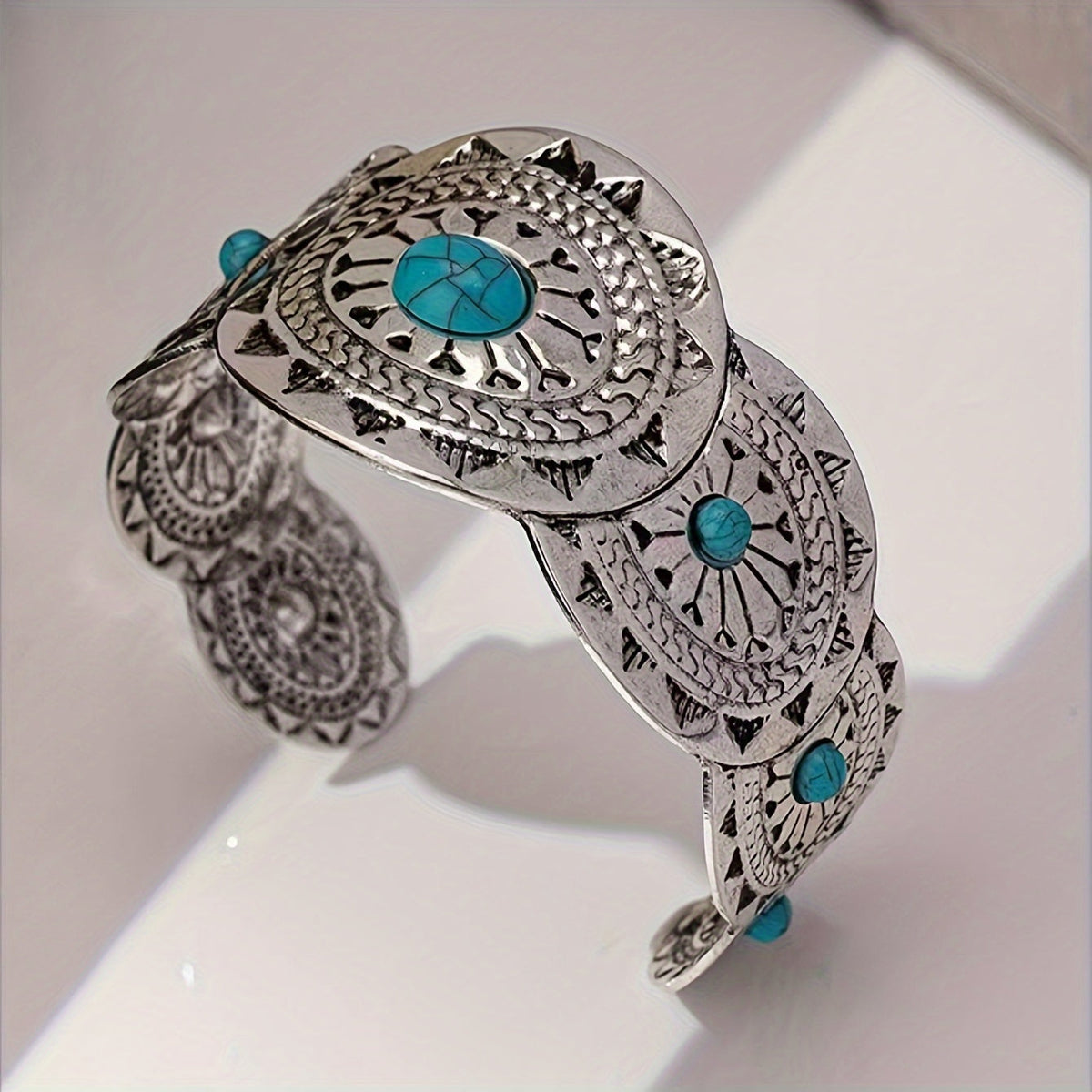 Vintage verzilverde cuff armband met gestempeld turkoois
