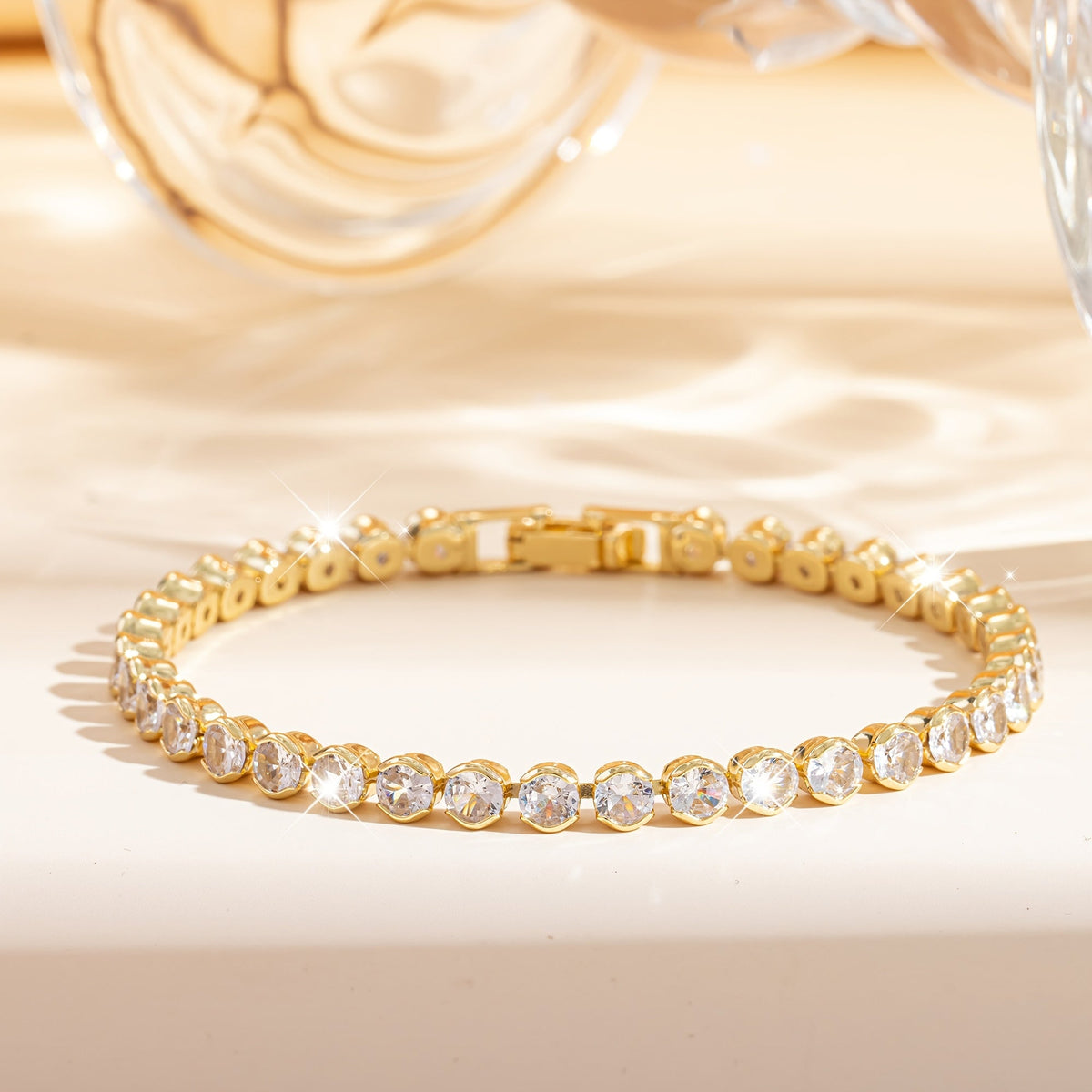 Elegante vergulde tennisarmband met meerkleurige edelstenen