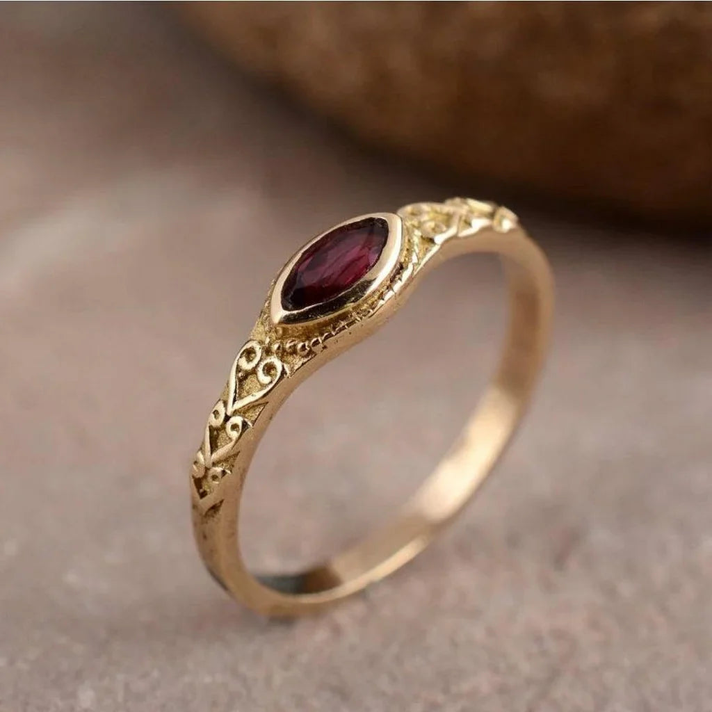 Vintage vergulde filigrein ring met rood kristal