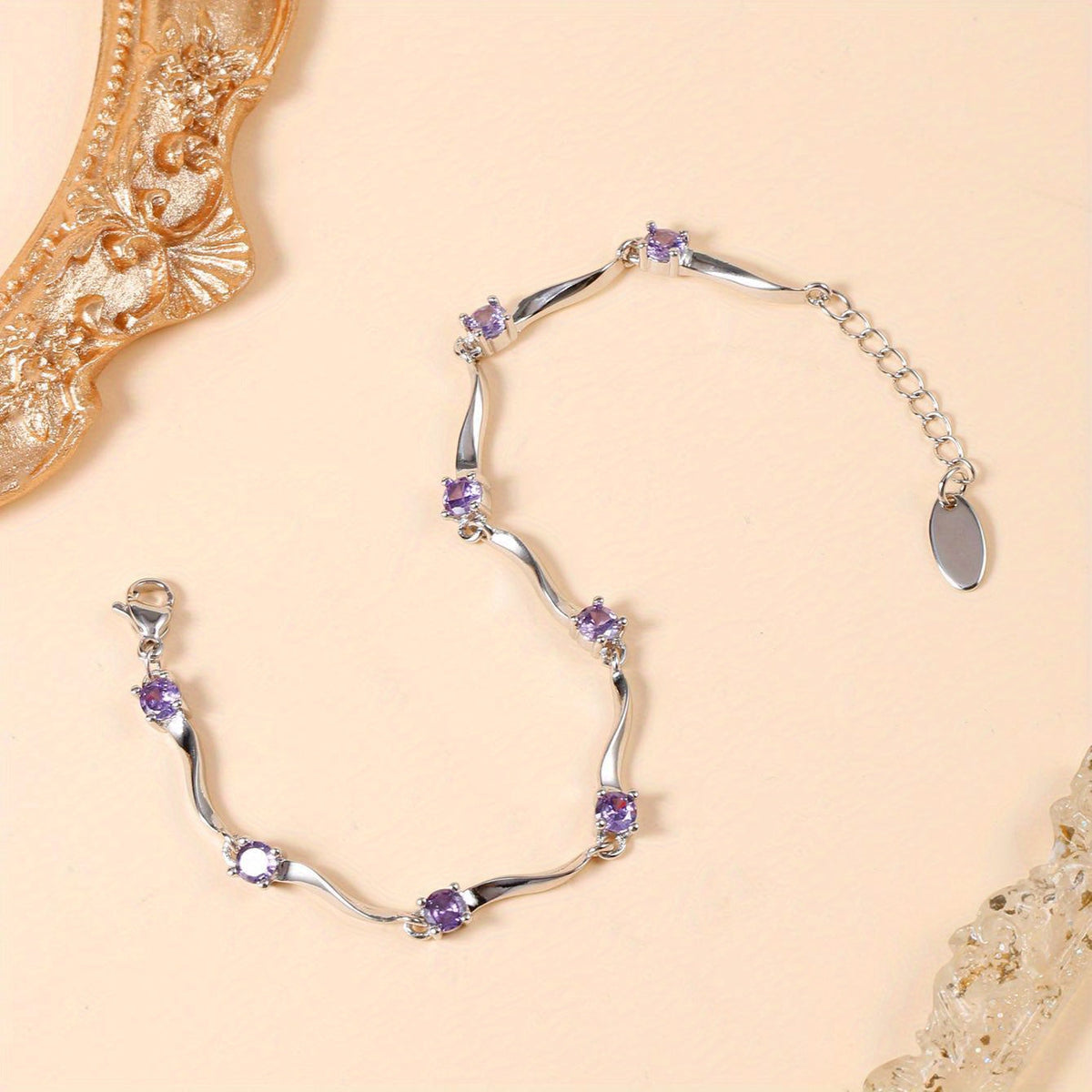 Elegante golvende paarse armband met synthetische zirkonia