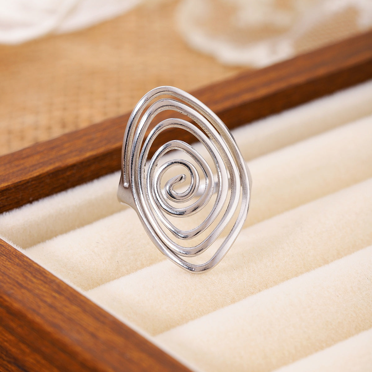 Vortex sculpturale goudkleurige spiraal statement ring