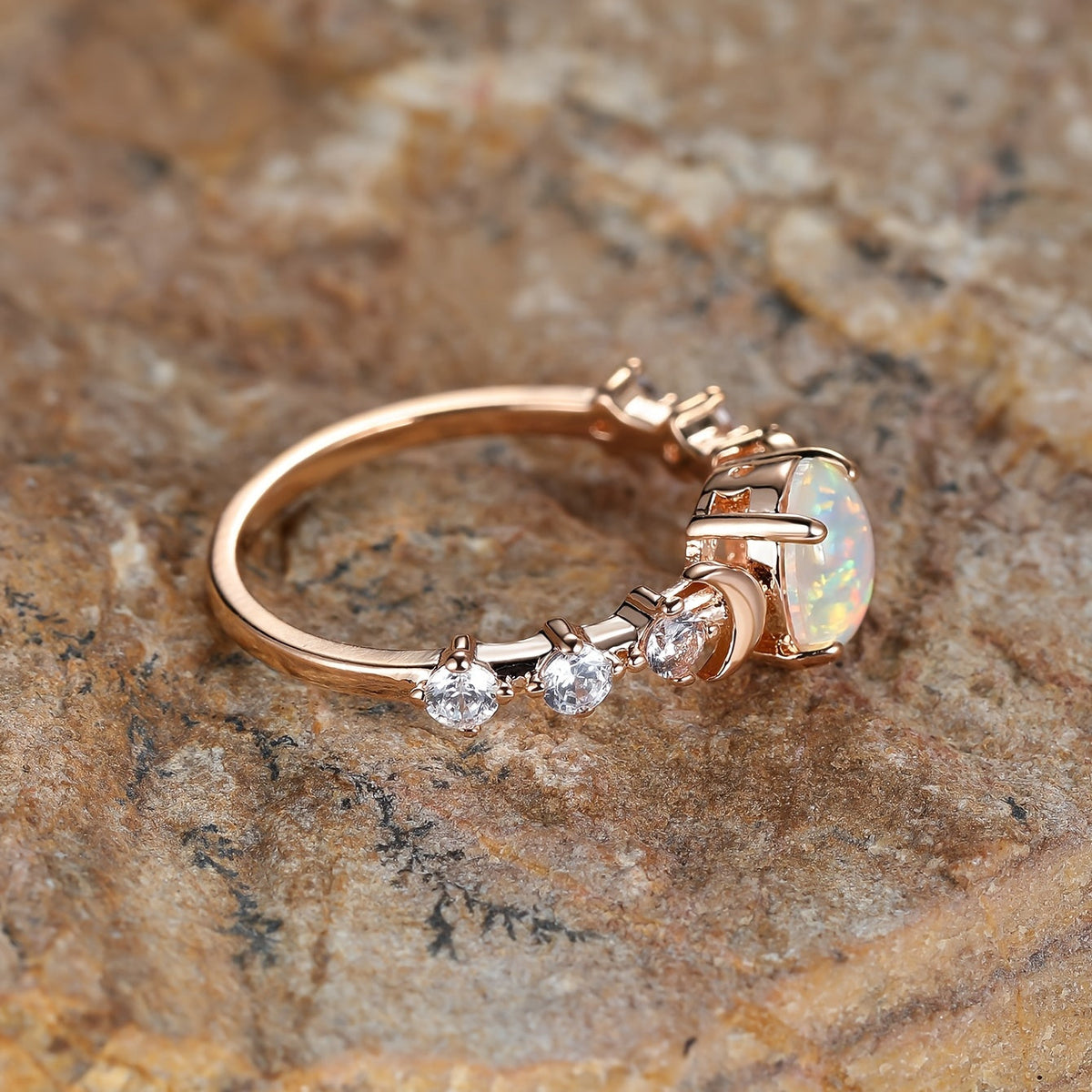 Elegante vergulde ringen met kleine maan en witte regenboog vuuropaal