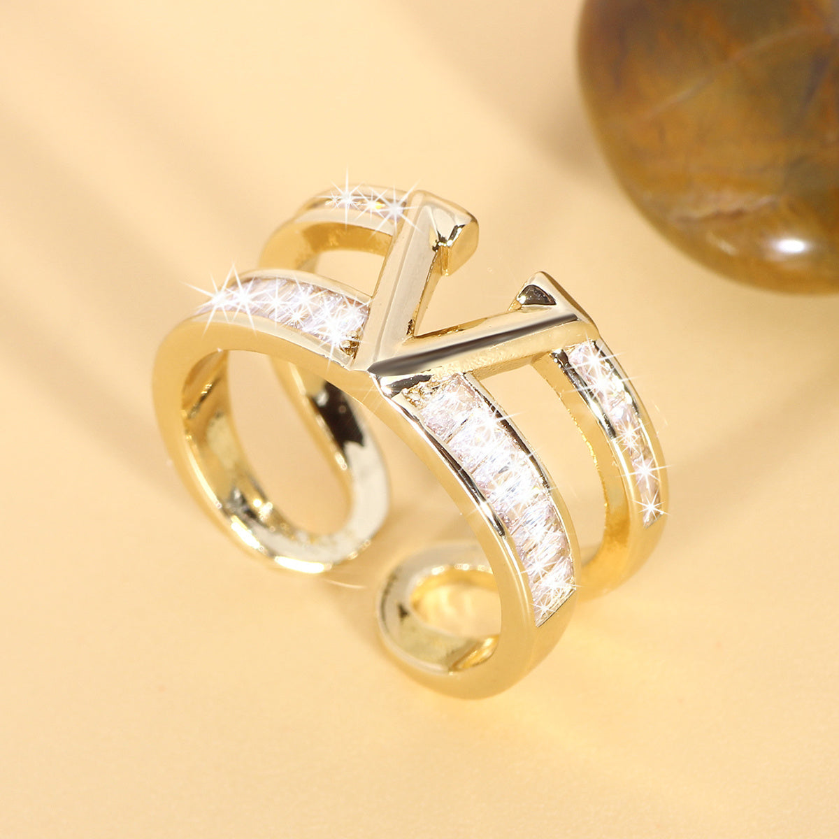 Elegante verstelbare open dubbele ring met V-ontwerp en zirkonia