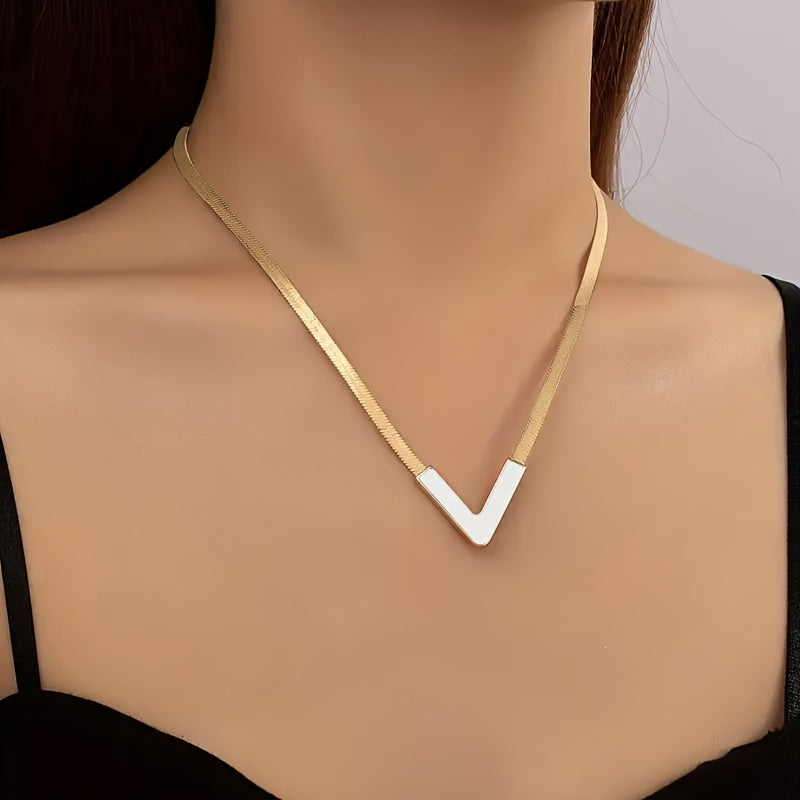 Strakke minimalistische schakelketting met V-vormige hanger
