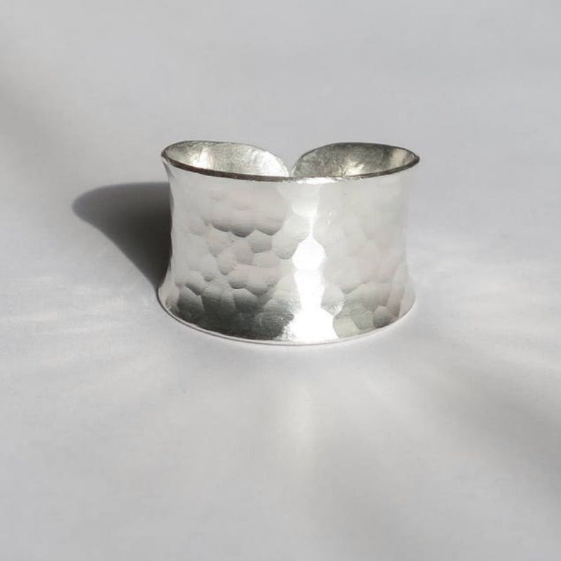 Elegante verstelbare handgemaakte ring met gehamerde structuur