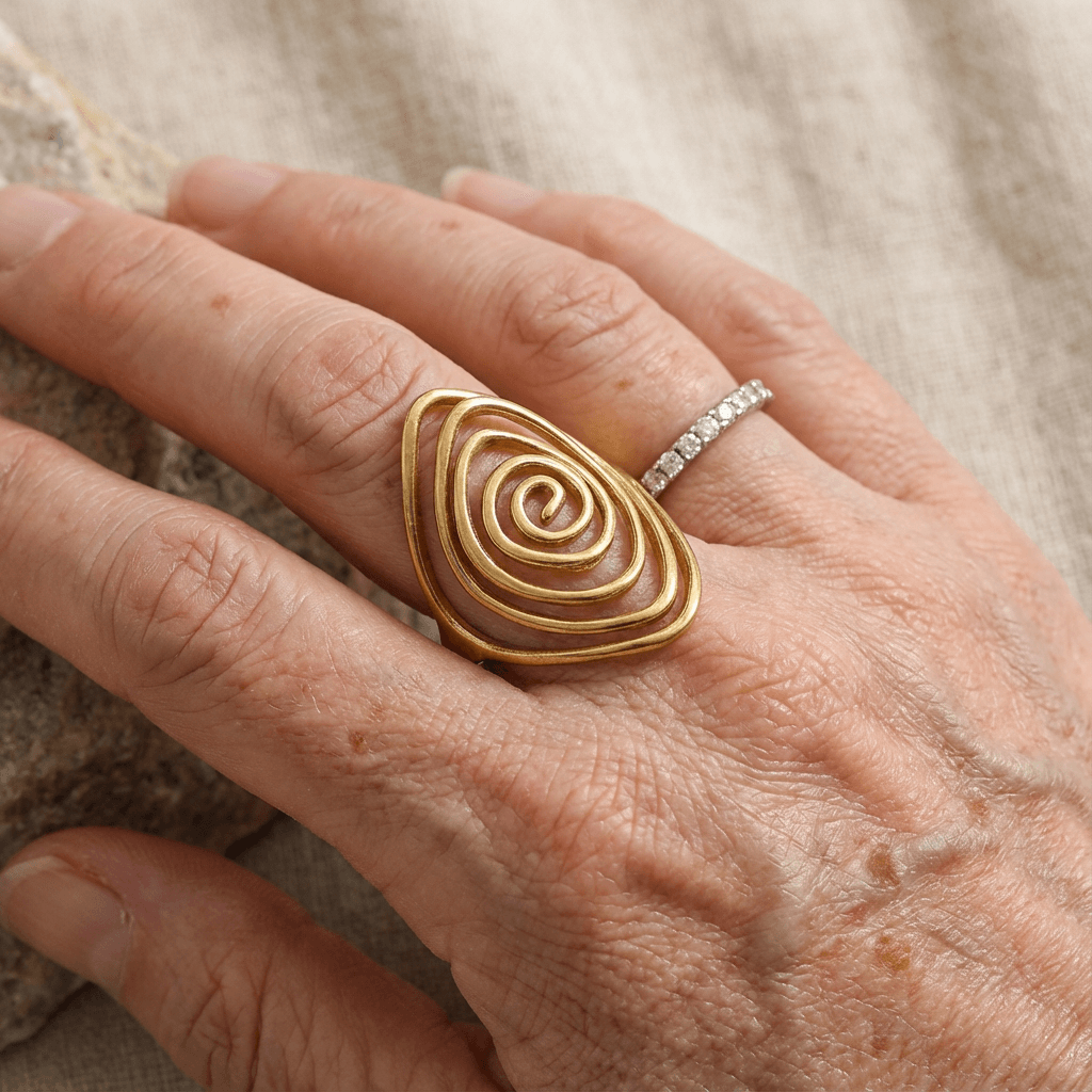 Vortex sculpturale goudkleurige spiraal statement ring