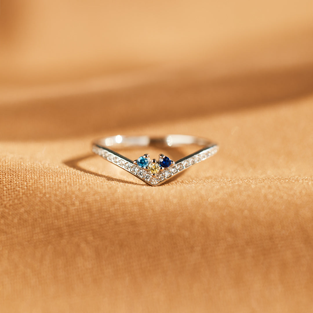 Gepersonaliseerde chevron pavé ring met geboortestenen