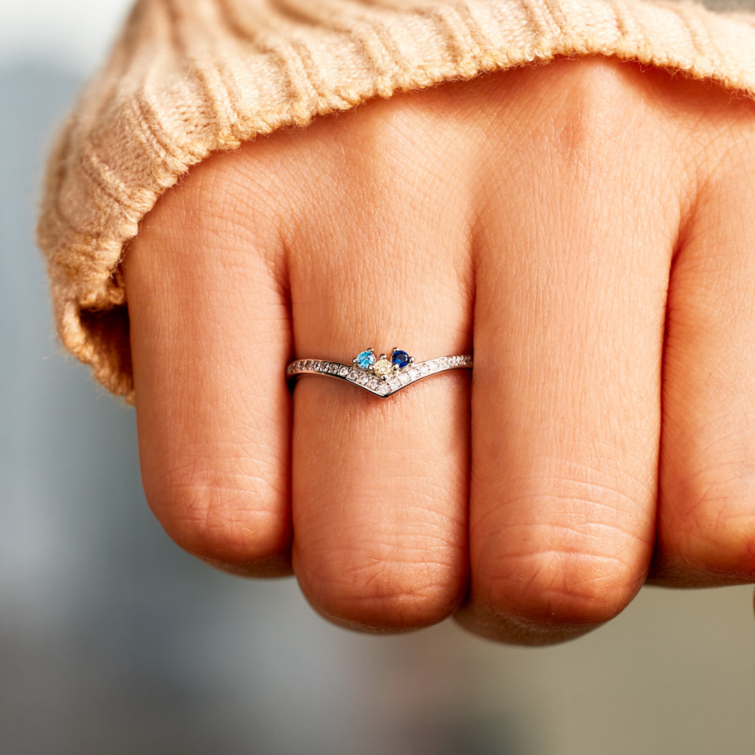 Gepersonaliseerde chevron pavé ring met geboortestenen