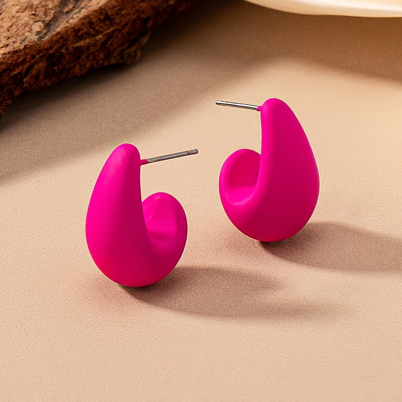 Minimalistische goudkleurige sculpturale C-vormige oorknopjes