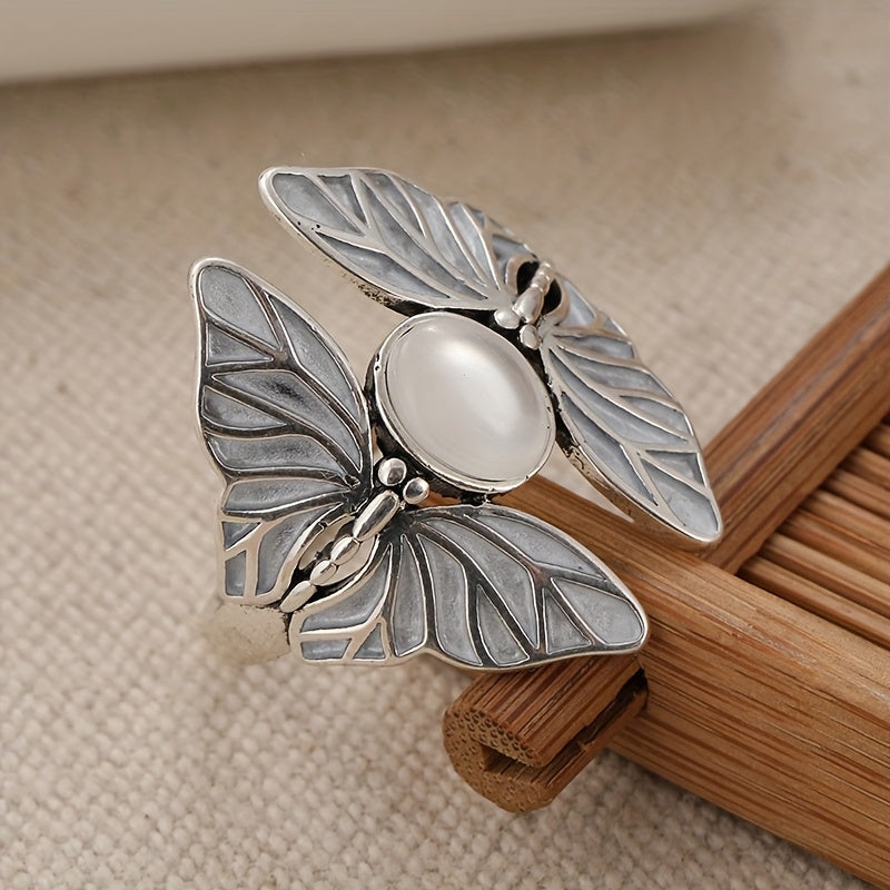 Elegante verzilverde vlinderring met ovale maansteen