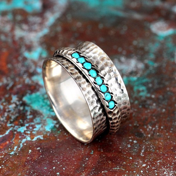 Elegante gehamerde verzilverde spinner ring met turkoois