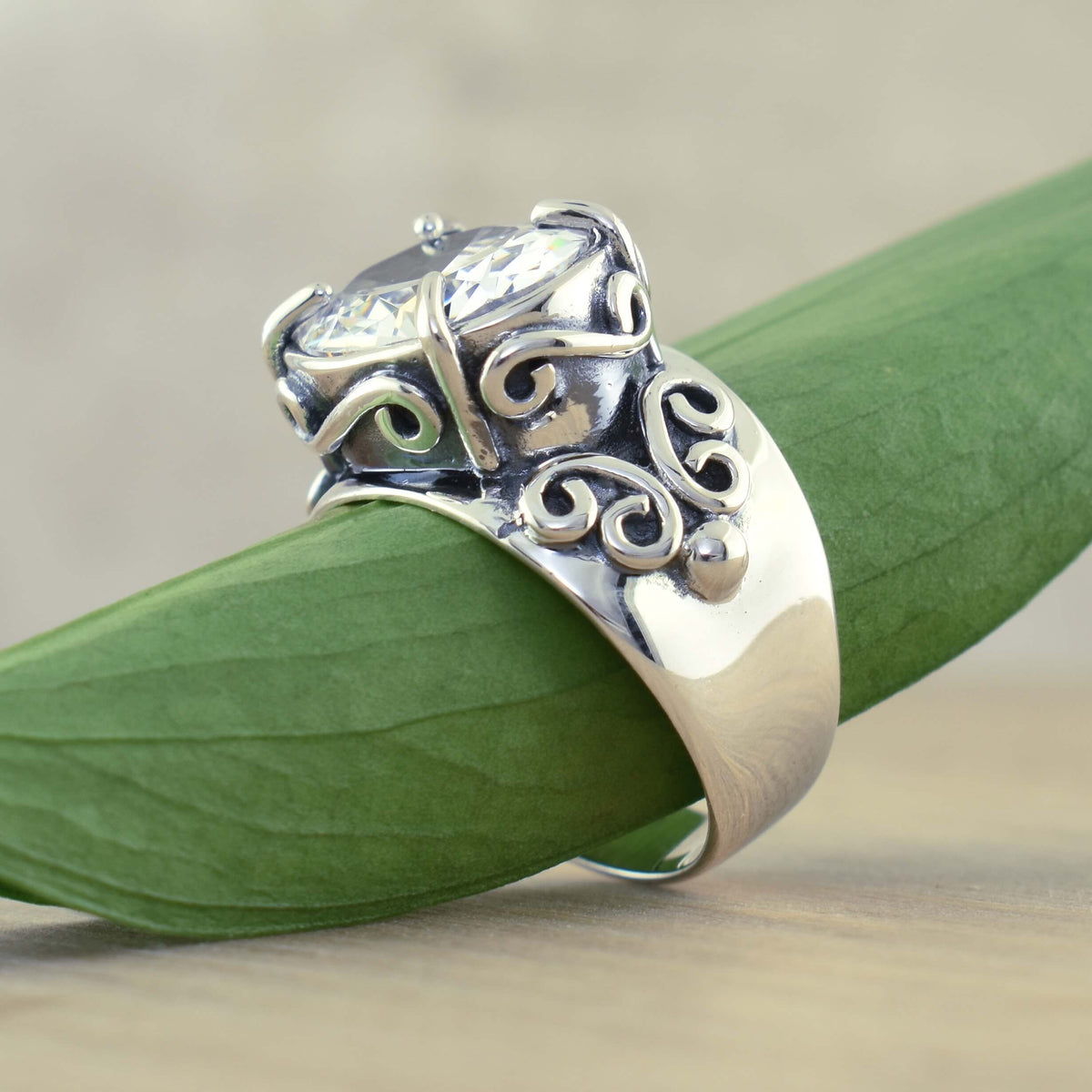 Vintage zilverkleurige ring met één opvallende steen