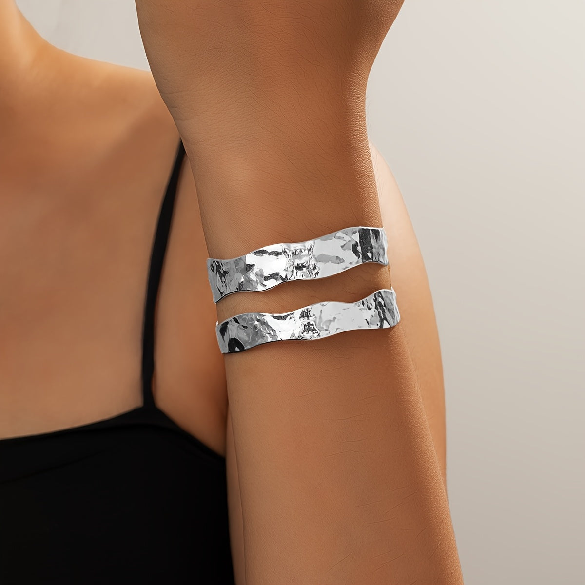 Vintage stijlvolle gehamerde brede slavenarmband