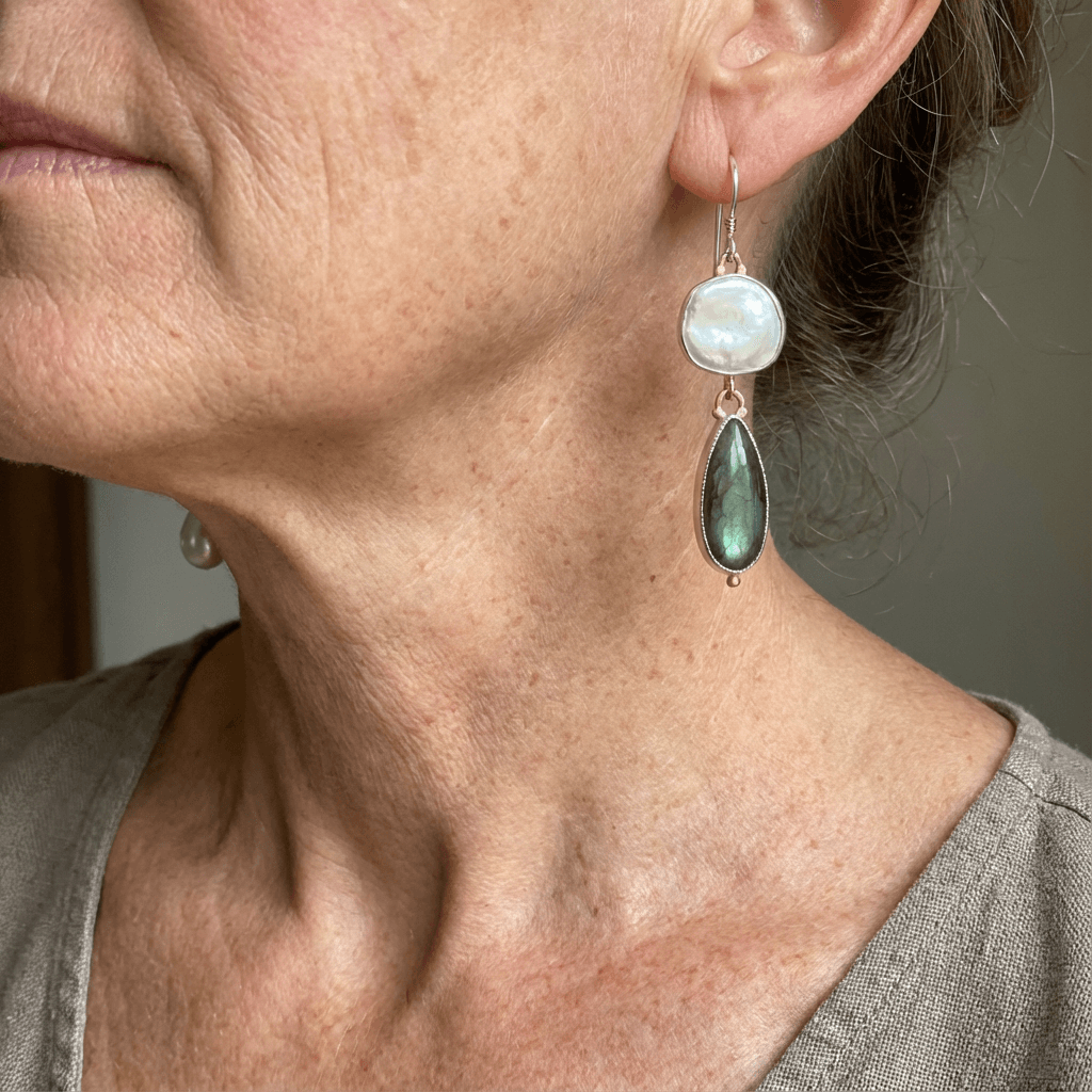 Elegante statement oorhangers met labradoriet en parel