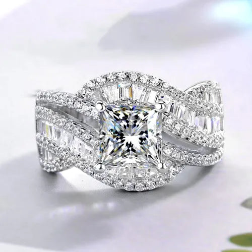 Elegante witgoud vergulde brede ring met fijn bewerkte zirkonia