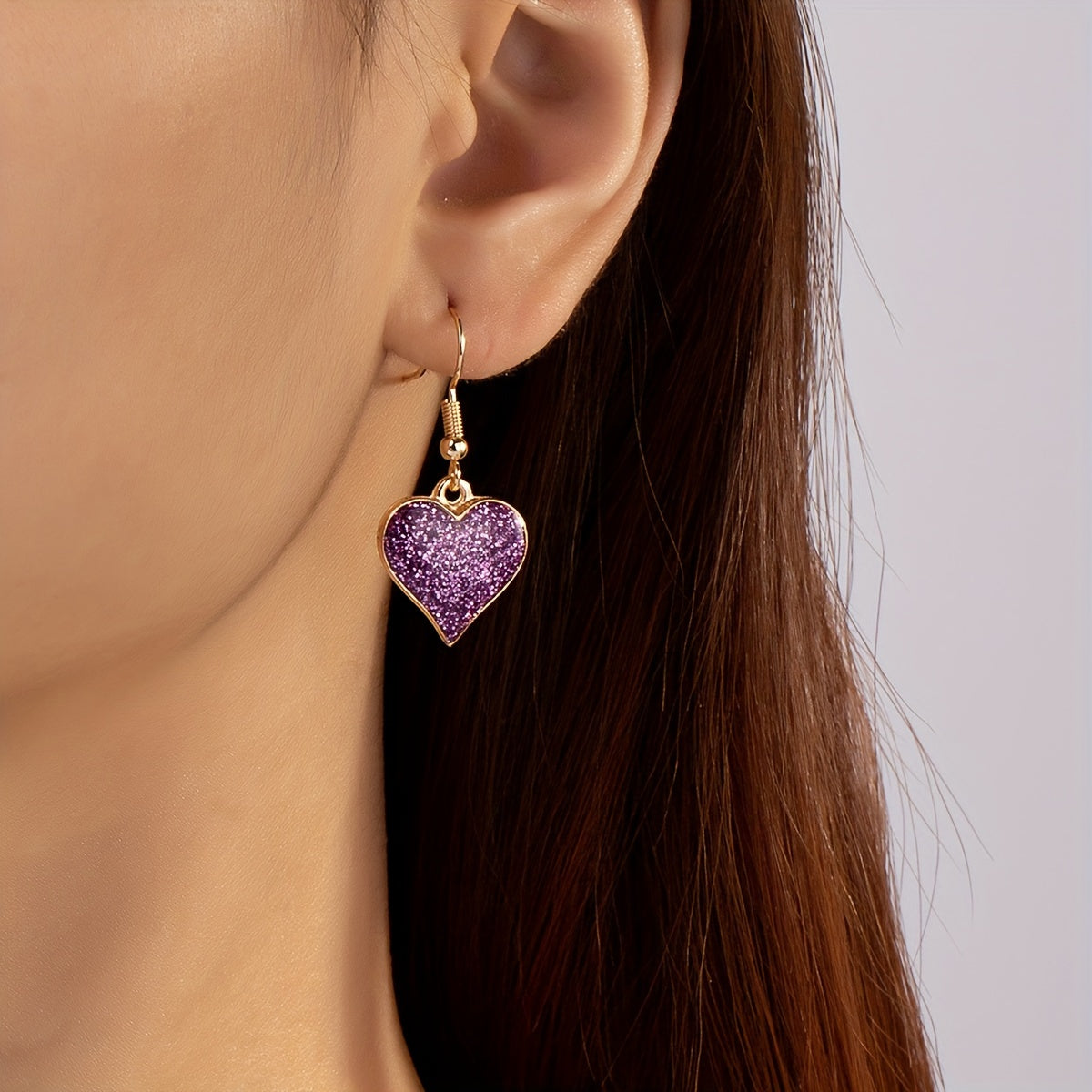 Elegante paarse oorhangers met glitterhart