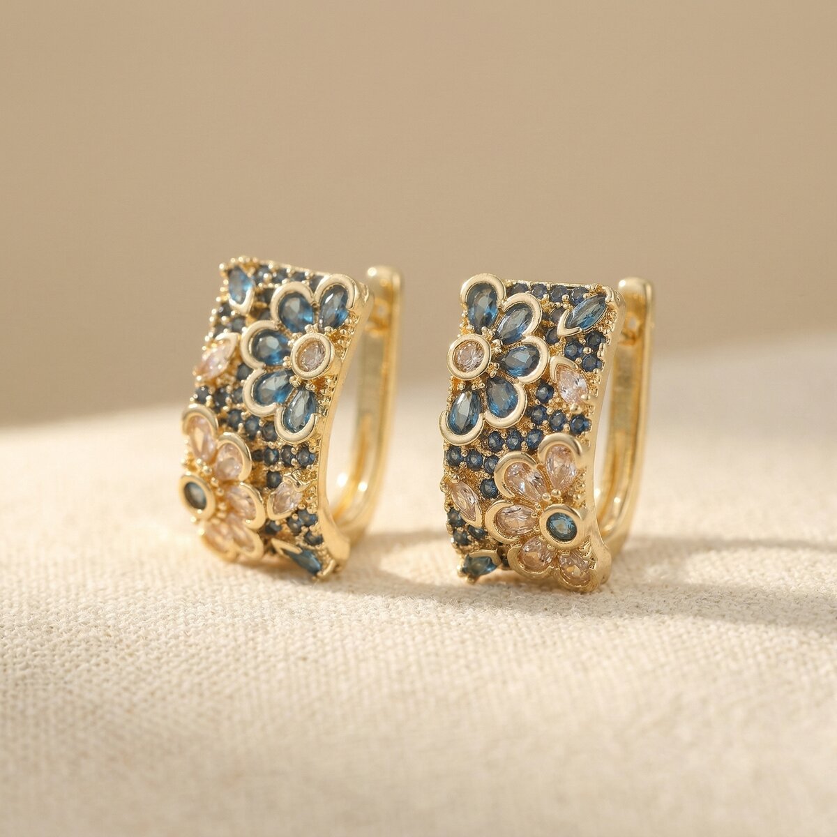 Vintage oorringen met blauw zirkonia
