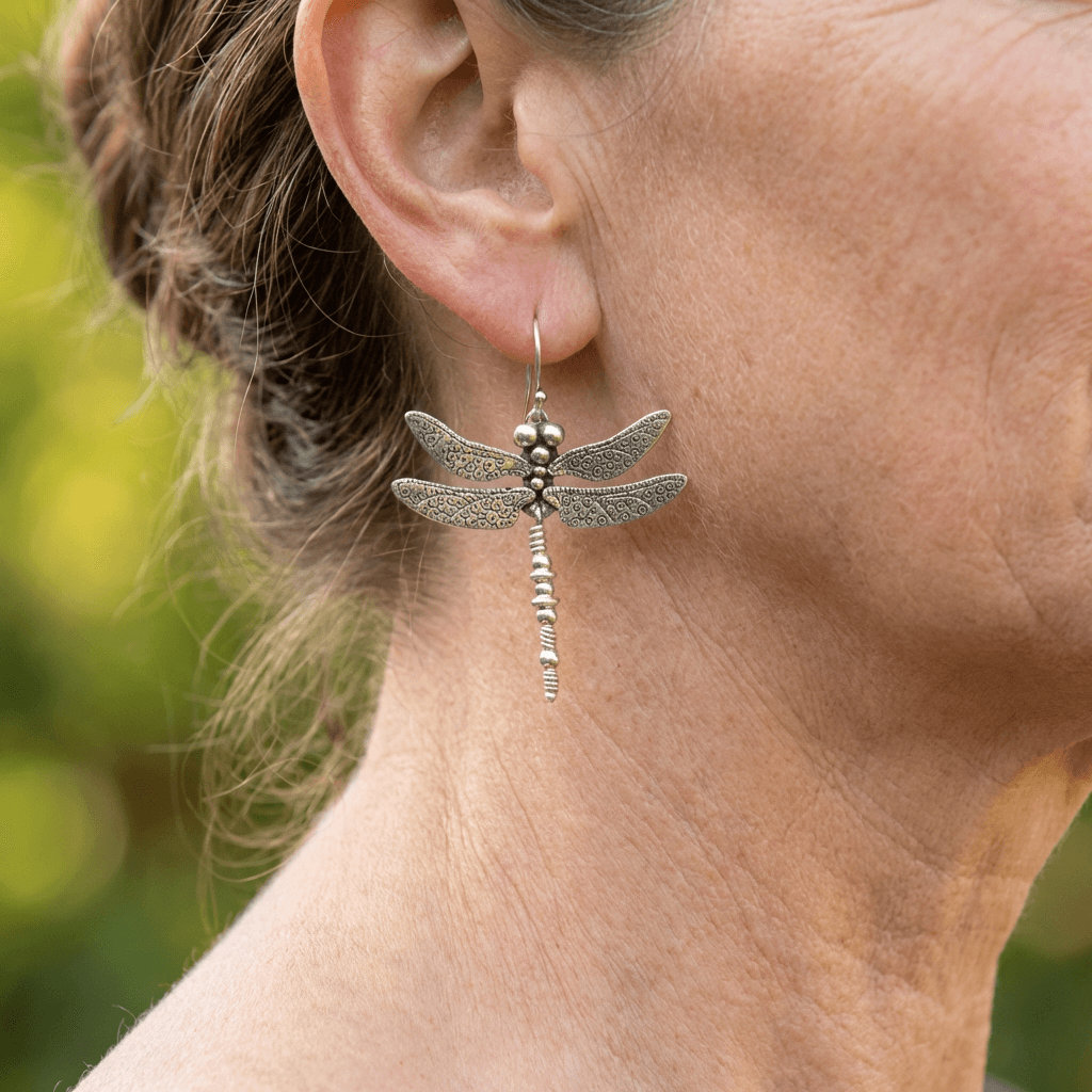 Elegante vintage oorhangers met libelle