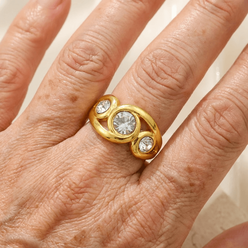Vintage boho goudkleurige spiraalring met ingelegd zirkonia