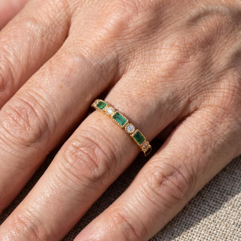 Vintage vergulde ring met ingelegd groen kristal